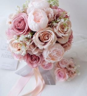 bó hoa cưới màu hồng